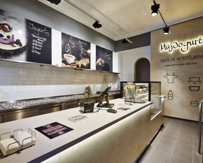 FESCHU Muj Jogurt Praha Vrsovice pult grafika menu nabidka chldici vitrina