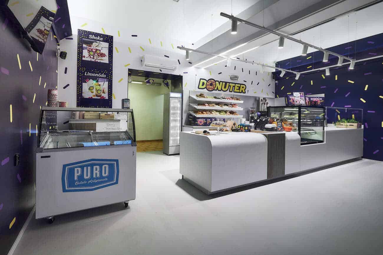 FESCHU Donuter celkový pohled vc zmrzlinového pultu FESCHU Donuter celkový pohled vc zmrzlinového pultu