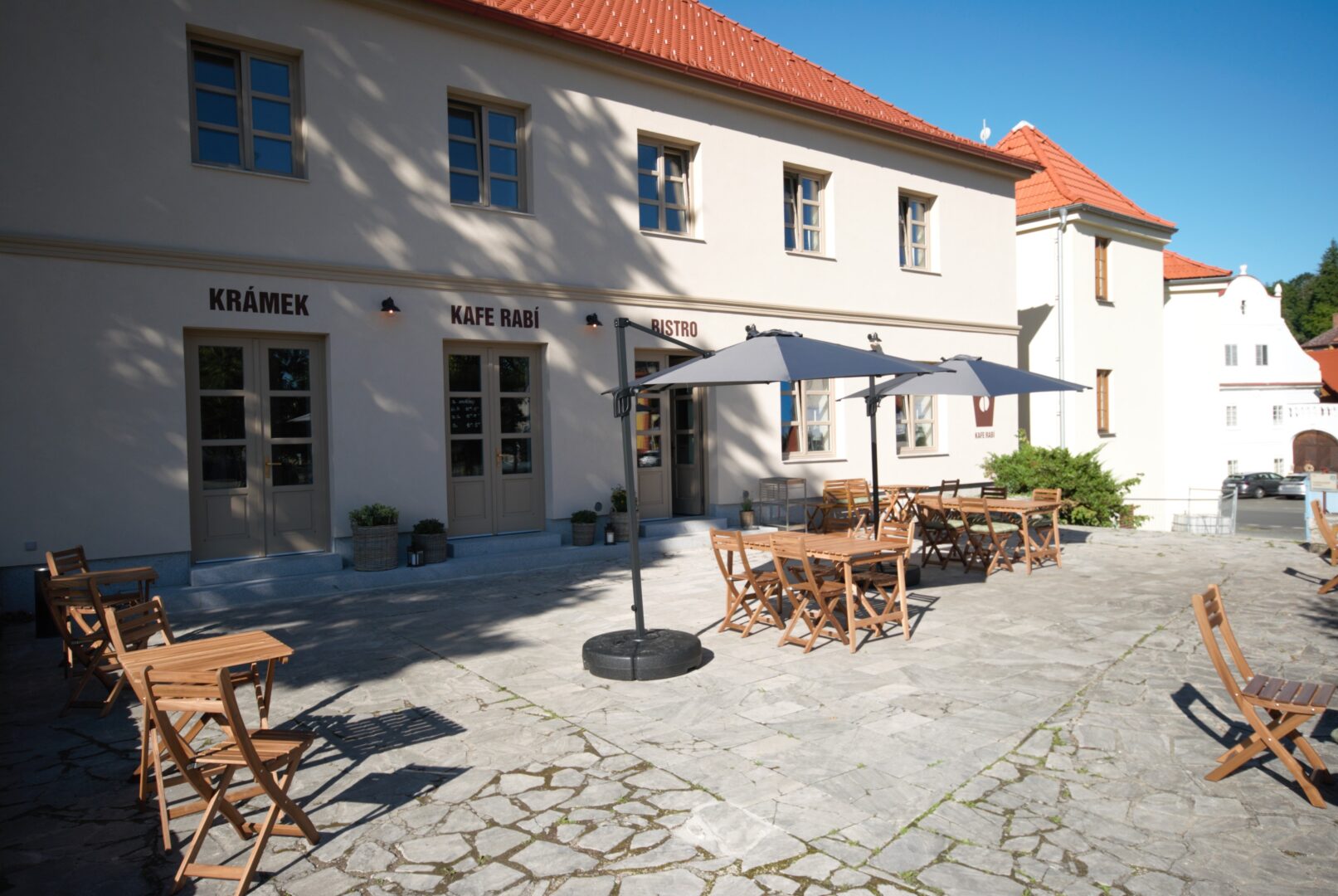 FESCHU - Kafe Rabi 003 fasada a venkovni posezeni